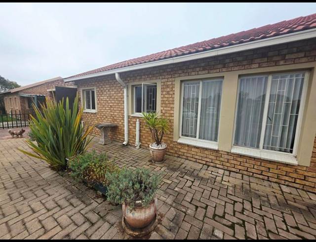 3 BEDROOM CLUSTER FOR SALE IN RHODESFIELD
